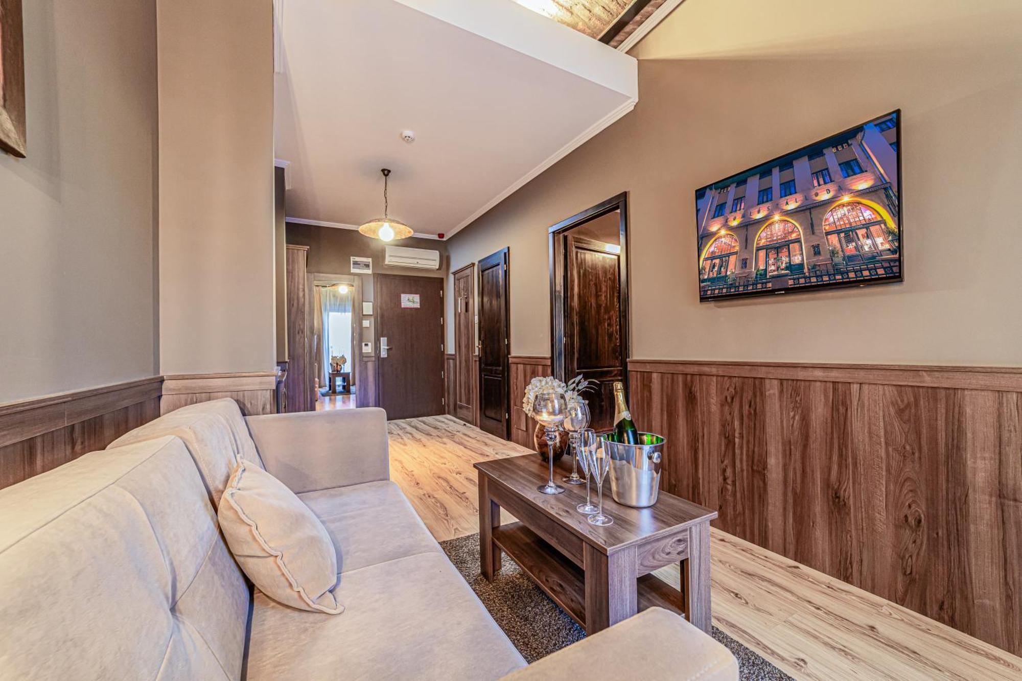 Komlo Hotel Gyula Luaran gambar