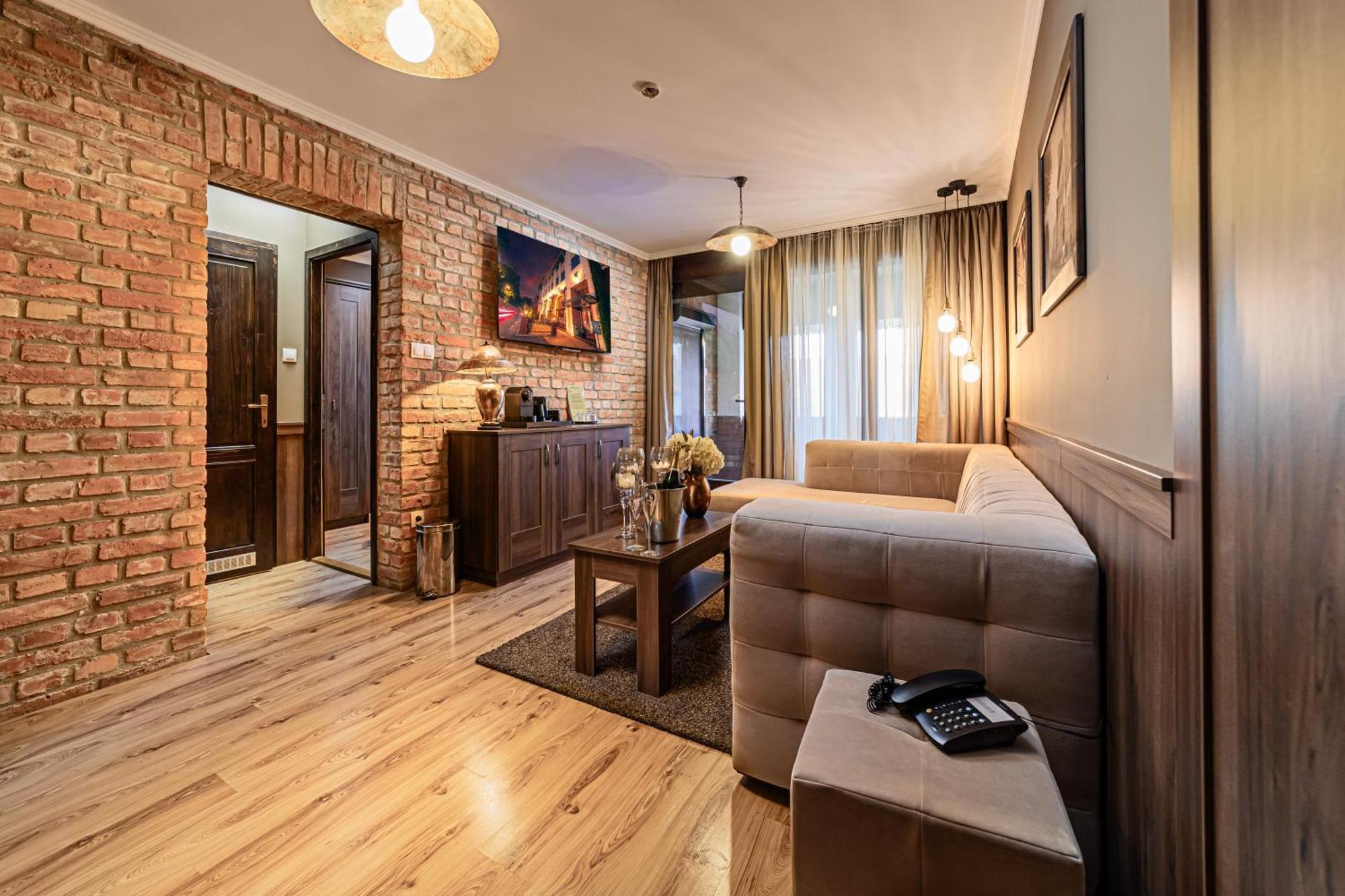 Komlo Hotel Gyula Luaran gambar
