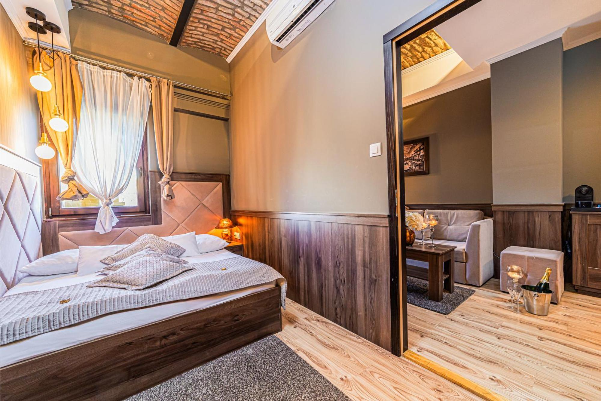 Komlo Hotel Gyula Luaran gambar