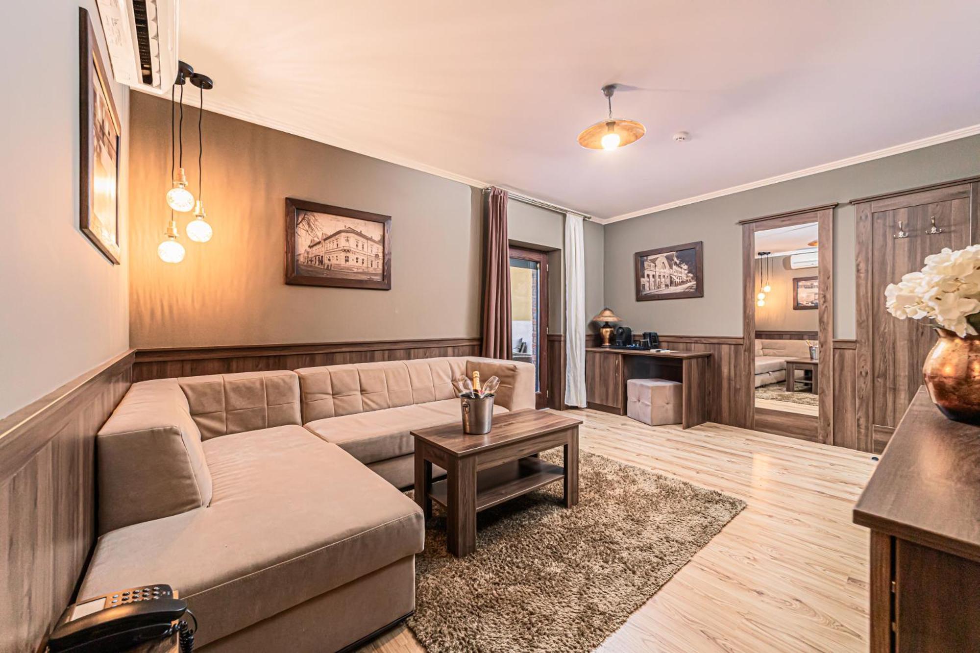 Komlo Hotel Gyula Luaran gambar
